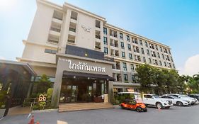 โรงแรมใกล้กันเพลส